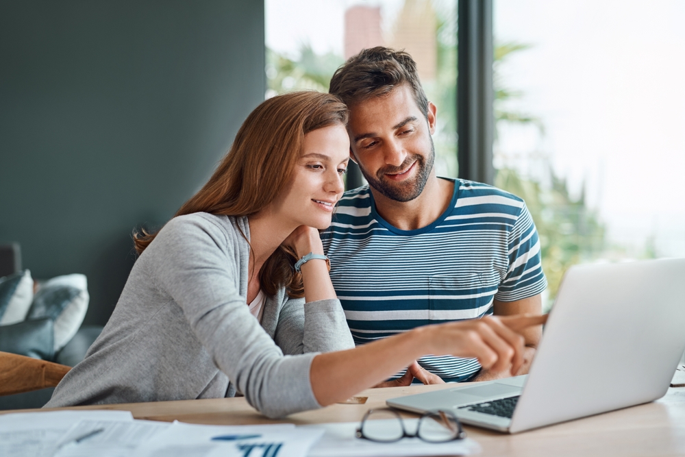 Couple at computer applying for a HomeSelect Loan